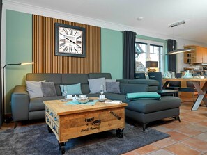 Télévision, cheminée, lecteur de DVD, livres