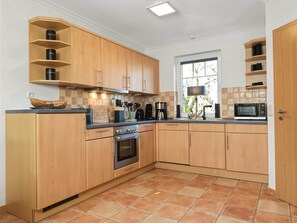 Køleskab, mikrobølgeovn, ovn, kogeplade