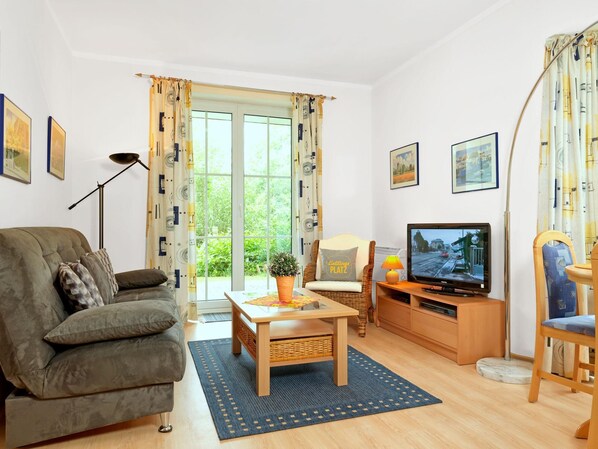 Una televisión, un reproductor de DVD, una biblioteca de música