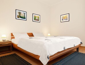 2 dormitorios, tabla de planchar con plancha, cuna de viaje