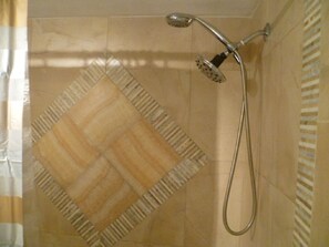 Combined shower/tub, hair dryer, bidet, towels