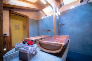 Habitación doble estándar | Baño | Amenidades de baño gratuitas, secadora de cabello, pantuflas, bidet 