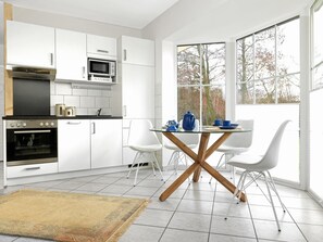 Een koelkast, een microgolfoven, een oven, een kookplaat