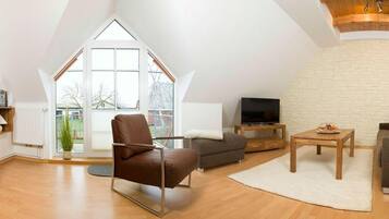 Fernseher, DVD-Player, Bücher, Musikbibliothek