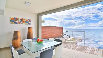 Luxury Condo, 3 Bedrooms | In-room dining