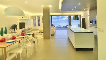 Luxury Condo, 3 Bedrooms | In-room dining