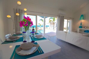 Villa, 4 chambres | Restauration dans la chambre