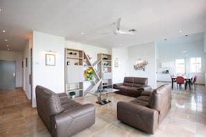 Penthouse, 4 kamar tidur | Area keluarga | TV