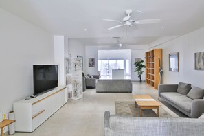 Condo de diseñador, 3 habitaciones | Área de sala de estar | Televisión 