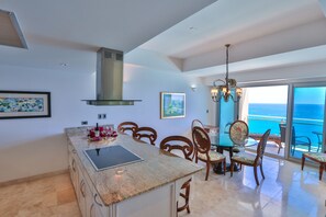 Apartamento superior | Cocina privada | Frigorífico grande, microondas, horno y placa de cocina