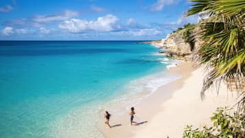 Plage privée, sable blanc, parasols, serviettes de plage