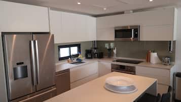 Deluxe Condo | Private kitchen | Full-size fridge, microwave, oven, dishwasher