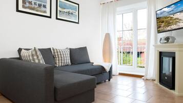 Een televisie, een open haard en een stereo