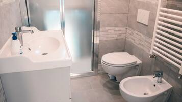 Deluxe Double or Twin Room (Palinuro) | Bathroom | Shower, hair dryer, bidet, towels