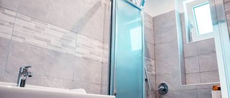 Deluxe Double or Twin Room (Palinuro) | Bathroom shower