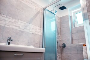 Dobbelt- eller tomannsrom – deluxe (Palinuro) | Dusj på badet