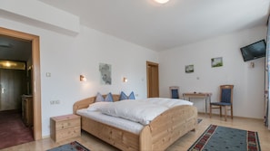 Deluxe Apartment (excl. cleaning fee EUR 100) | Hypo-allergenic bedding, desk, laptop workspace, free WiFi - Pension Trojerhof (Heiligenblut)