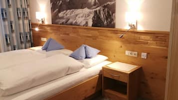 1 bedroom, hypo-allergenic bedding, desk, laptop workspace