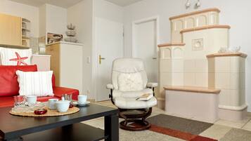 Fernseher, DVD-Player, Bücher, Musikbibliothek