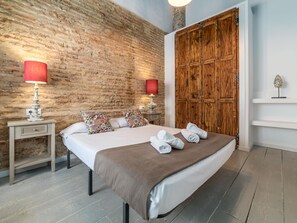 2 slaapkamers, een strijkplank/strijkijzer, internet, beddengoed