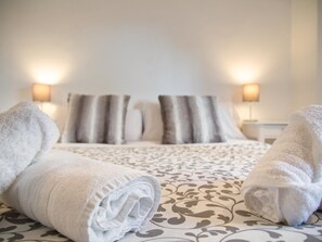 2 bedrooms, iron/ironing board, Internet, bed sheets