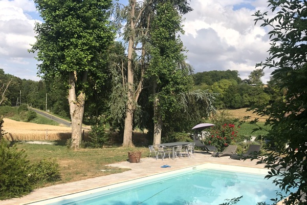 Een buitenzwembad en een verwarmd zwembad