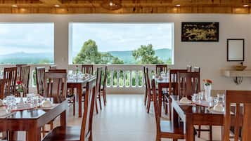 供应早餐、午餐和晚餐,地方菜