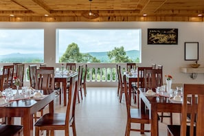 Der serveres morgenmad, frokost, aftensmad og lokale retter