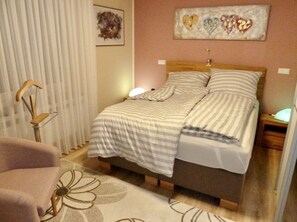 2 habitaciones, caja de seguridad en la habitación y escritorio 