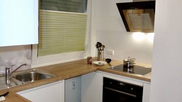 Kühlschrank, Mikrowelle, Herdplatte, Geschirrspüler