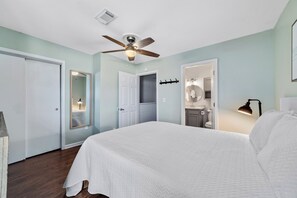 2 bedrooms, desk, WiFi, bed sheets