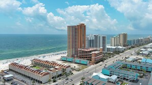 Een hotel aan de kust met meerdere gebouwen, een strand en uitzicht op zee.