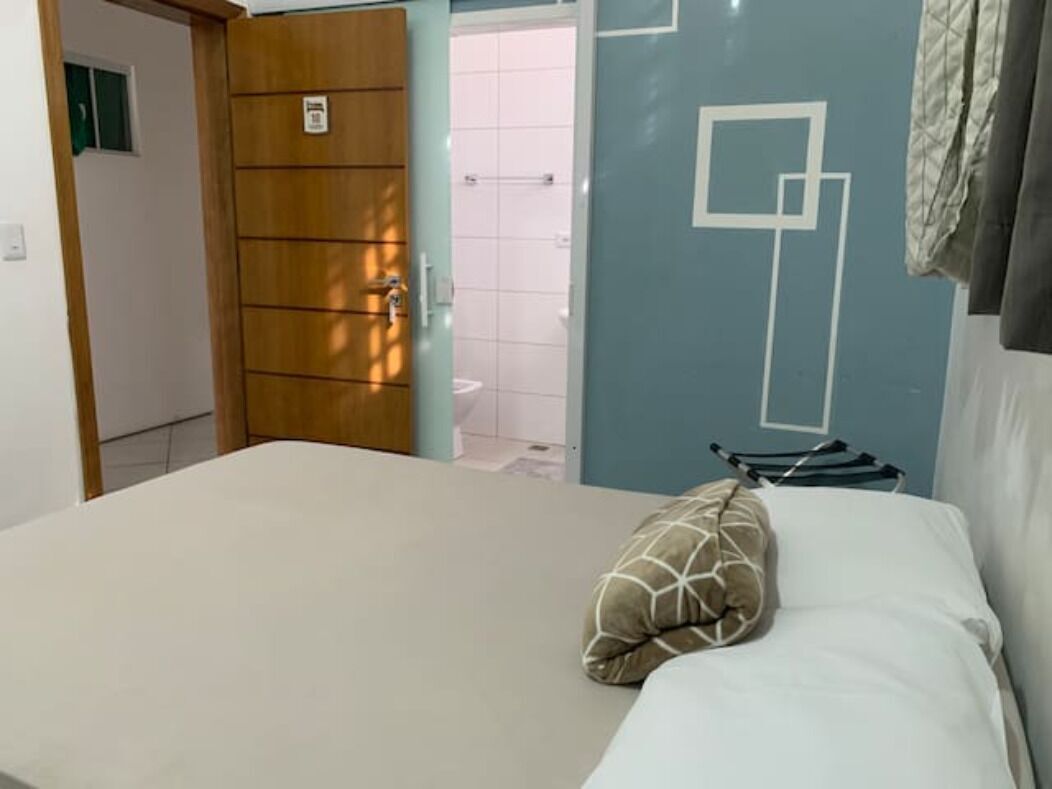 低刺激性寝具、客室ごとに異なる装飾、デスク、ノートパソコン用作業スペース