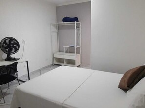 Hypo-allergenic bedding, individually decorated, desk, laptop workspace - Pousada EAS GRU Airport (Guarulhos)