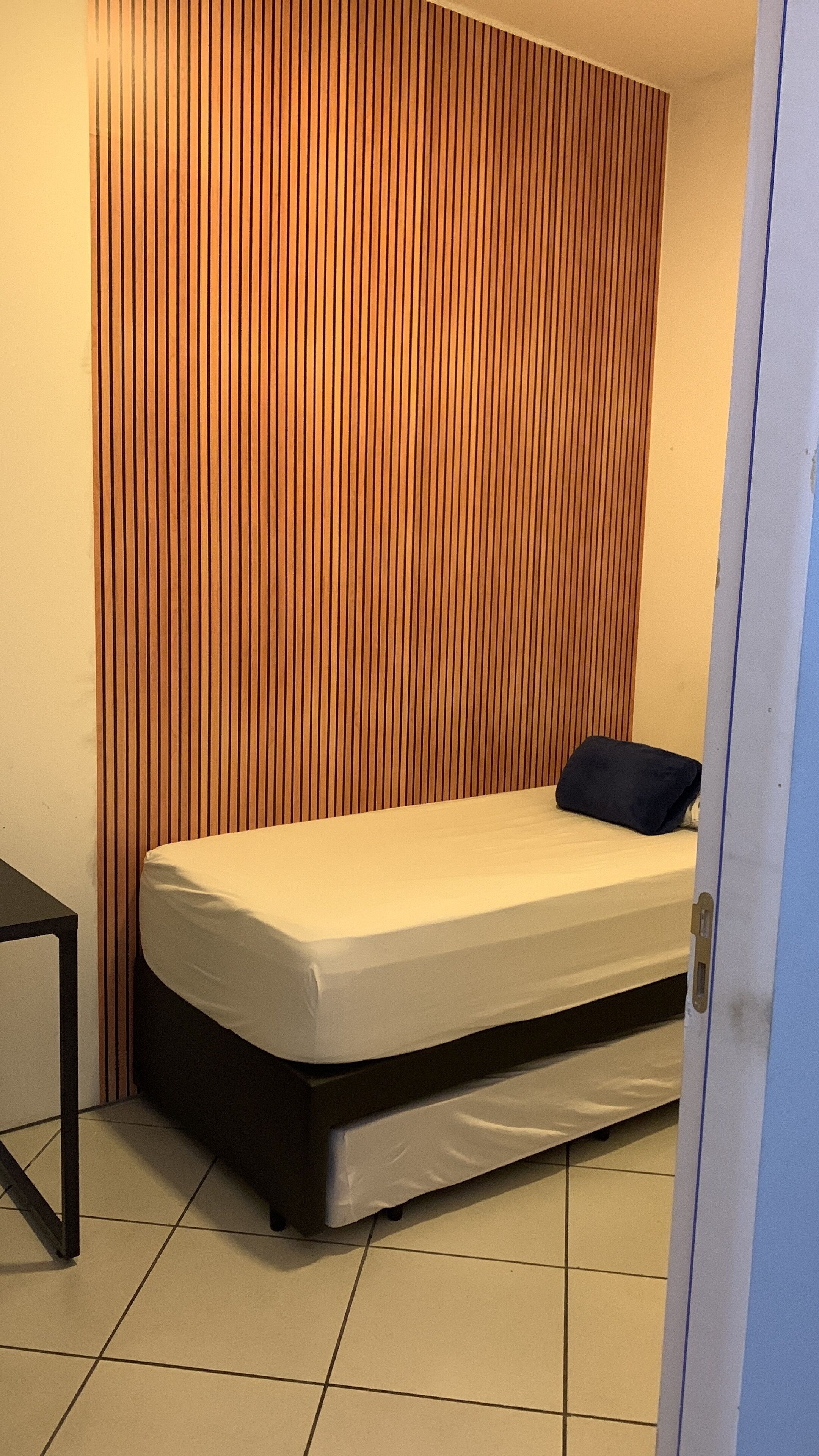 低刺激性寝具、客室ごとに異なる装飾、デスク、ノートパソコン用作業スペース