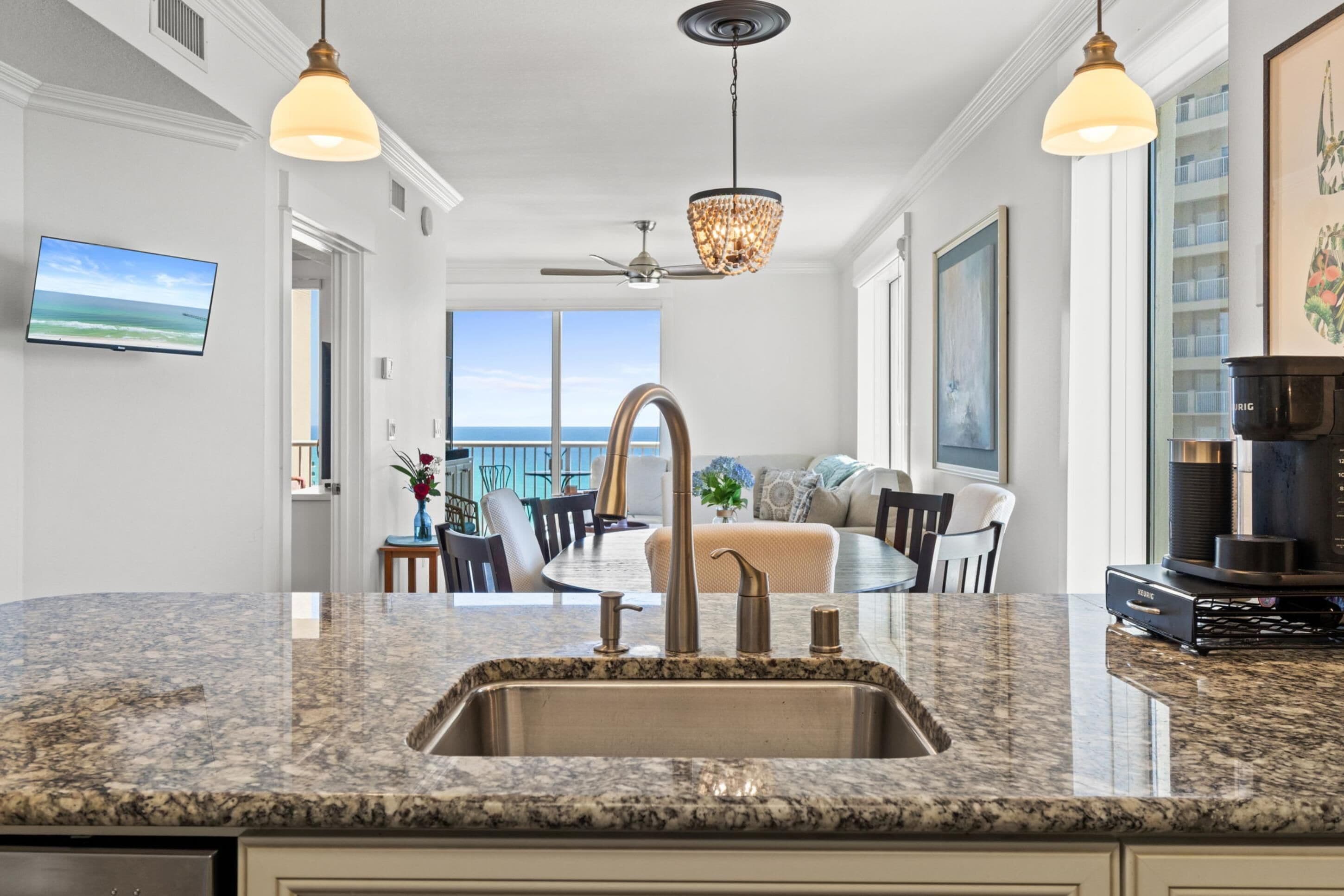 Appart'hôtel, 3 chambres, vue océan (2-1101) | Cuisine privée | Grand réfrigérateur, micro-ondes, four, plaque de cuisson