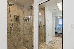 Apartment, 3 Schlafzimmer, Meerblick (2-1101) | Badezimmer | Badewanne und Dusche (separat), kostenlose Toilettenartikel