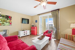 Appartamento, 1 camera da letto, vista oceano (2-407) | Area soggiorno | TV LCD 40 pollici con canali digitali, TV