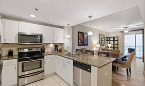 Appartamento, 2 camere da letto, vista oceano (1-508) | Cucina privata | Frigorifero con congelatore, microonde, forno, piano cottura