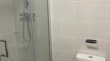 Buồng tắm vòi sen, đồ dùng nhà tắm miễn phí, máy sấy tóc, khăn tắm
