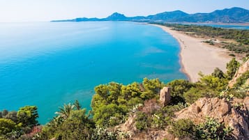 Una playa cerca, sillas reclinables de playa