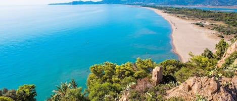 Una spiaggia nelle vicinanze, lettini da mare