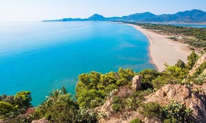 Plage à proximité, chaise longue