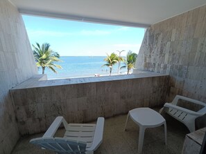 A balcony with a view of the sea, two white plastic chairs, and a small table. - Hotel Royalty (Veracruz)