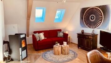 Fernseher, Kamin, Bücher, Musikbibliothek