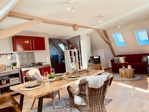TV, fireplace, books, music library - Mosel Loft in a historical ambience - James Cook Apartment (Kinheim)