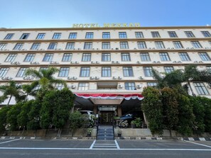Een meerlaags hotelgebouw met een bord waarop 'HOTEL MEKKAH' staat.