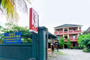 A building with a signboard and a gate. - Oyo 3095 Semarapura Homestay (Makassar)