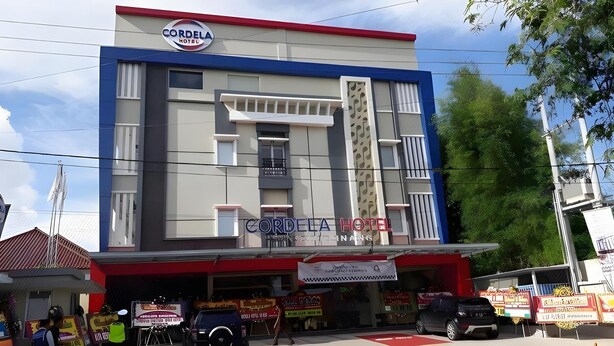Un hotel con fachada moderna, un letrero llamativo y una entrada visible.