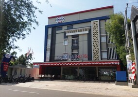 Um hotel com uma placa indicando 'CORDELA HOTEL' e uma entrada visível com área coberta.